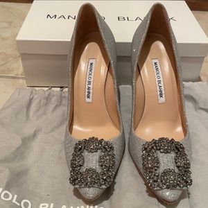 Silver Glitter Manolo Blahnik hangisi Satin and
Gunmetal Jewel Buckle Pumps